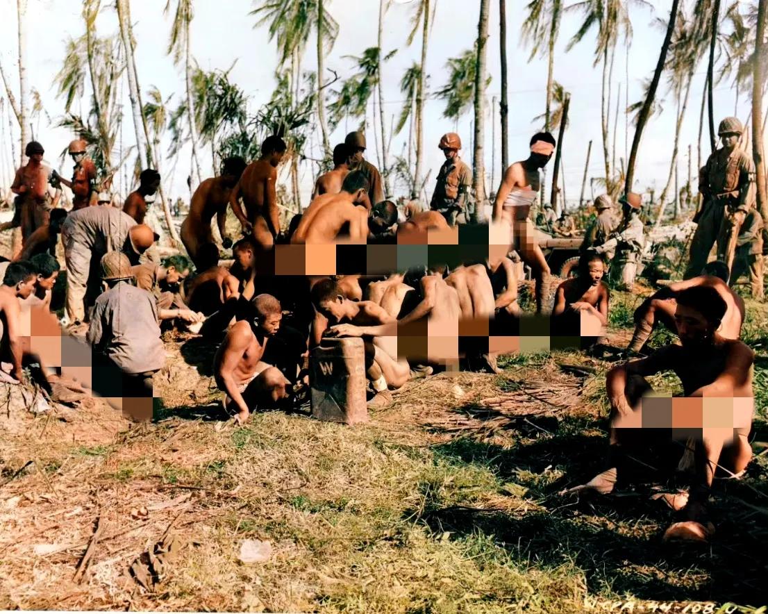 1944年，马绍尔群岛，被美军俘虏的日军，正在生火做饭，照片中的他们赤身裸体，丝
