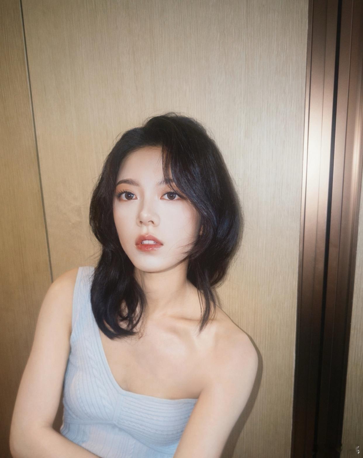 1.赵今麦还是乖乖女一枚，家里管的紧，她自己也不会撩，所以身边没什么桃花，她很听
