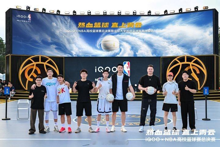谁懂现场看高校篮球赛的快乐！露天专业球场、超大沉浸式大屏，身边全是同好球迷，进球