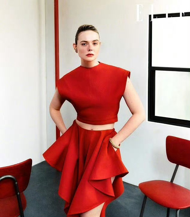 Elle Fanning登上英国版《ELLE》2026年5月刊封面，ALAIA时