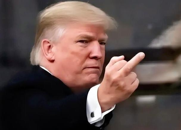 特朗普在福特工厂和工人互骂后，工人被停职，可没想到数万人连夜凑80万美金力挺这名