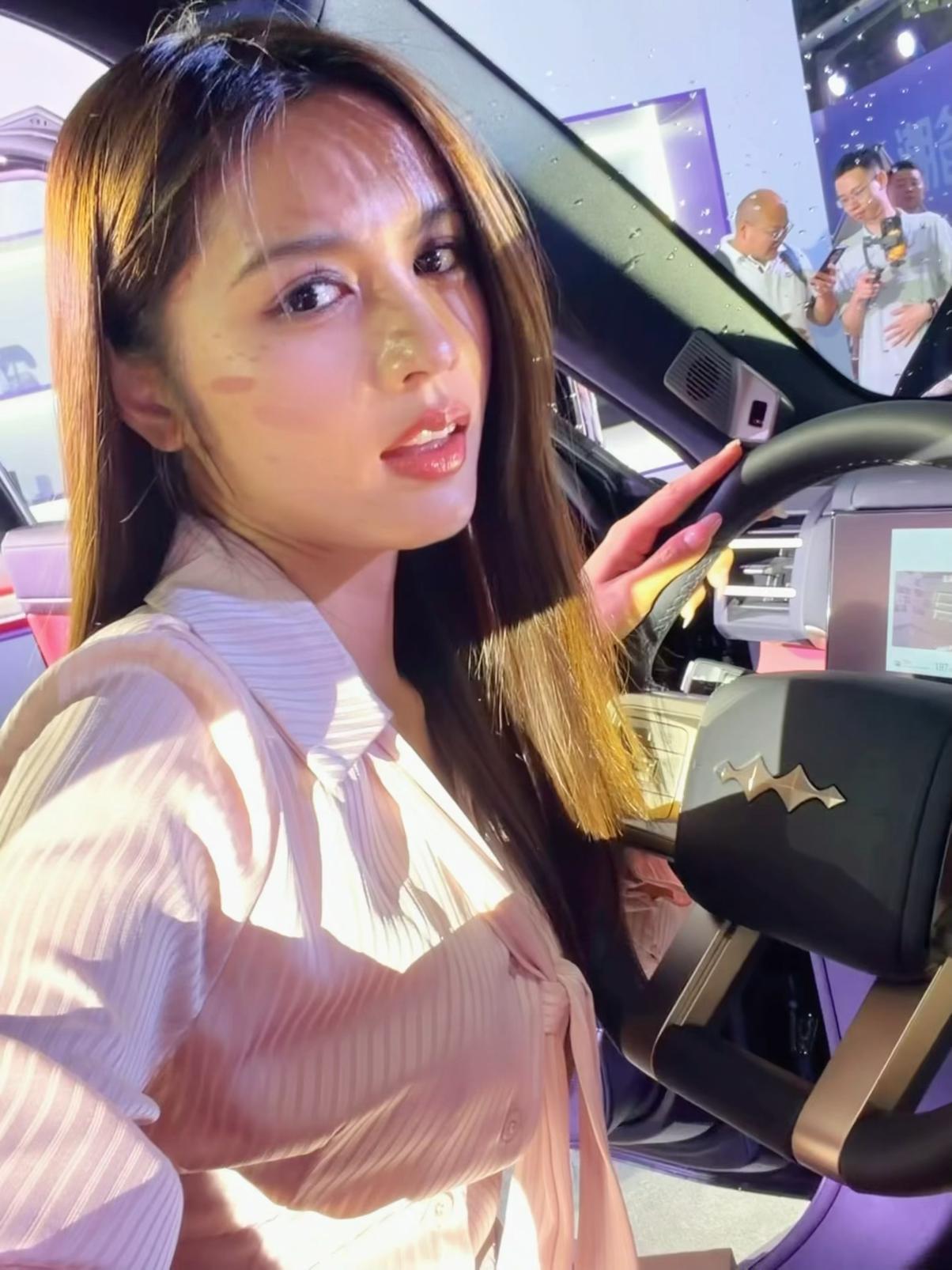 19.98万起，买一个“方盒子”能装什么？
装755公里不喘气的续航，装5分钟充