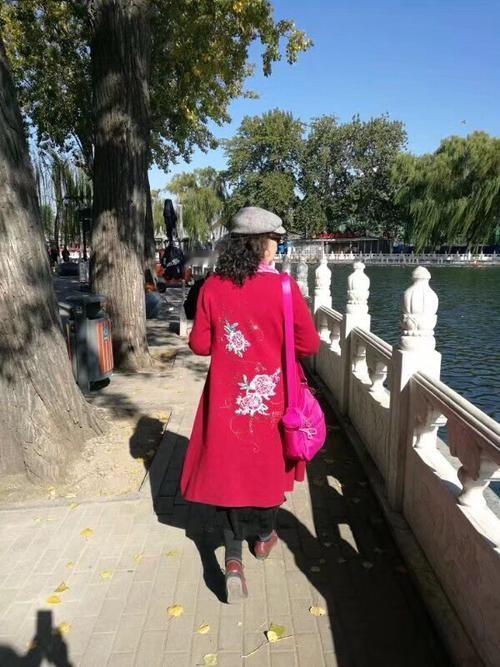 我每个月4500的退休金打算在家养老了，但是我刚过门的儿媳却不干了，给我报个月嫂