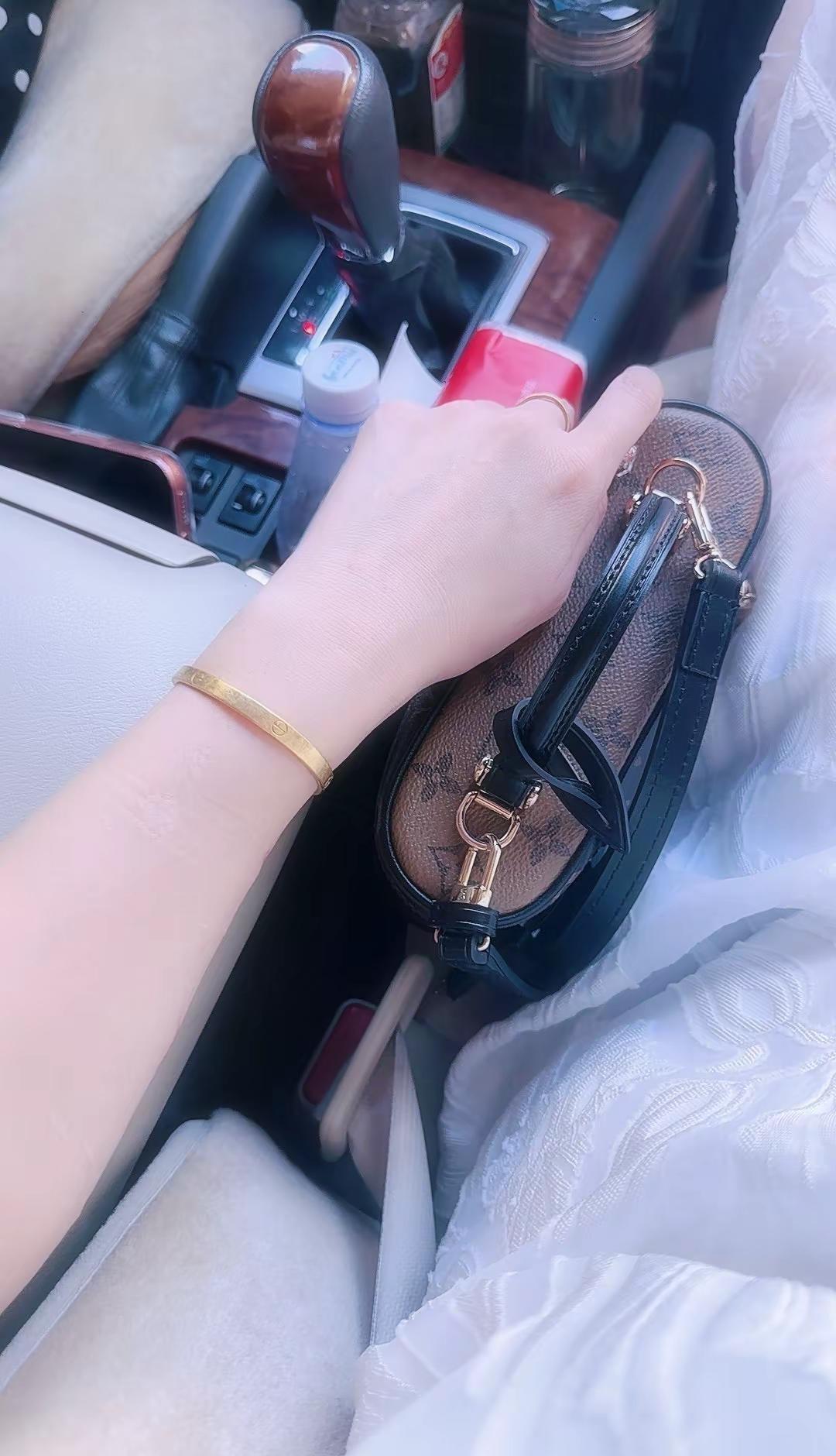 一个女人说没钱了，一万个男人会说找你老公呀，一个女人说没人陪了，一万个男人会说我
