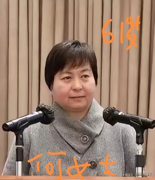 何超蕸（和霞同音，荷叶之意）死了，终年60岁。出生赌王何鸿燊名门，却默默无闻！她
