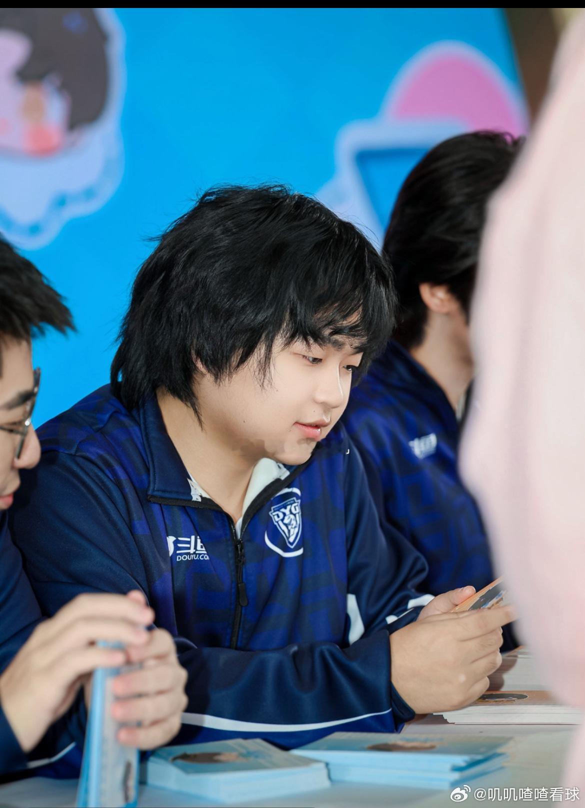 星痕退役星痕发文回顾了从两冠巅峰到起起伏伏的历程，感谢教练、俱乐部与粉丝的支持，