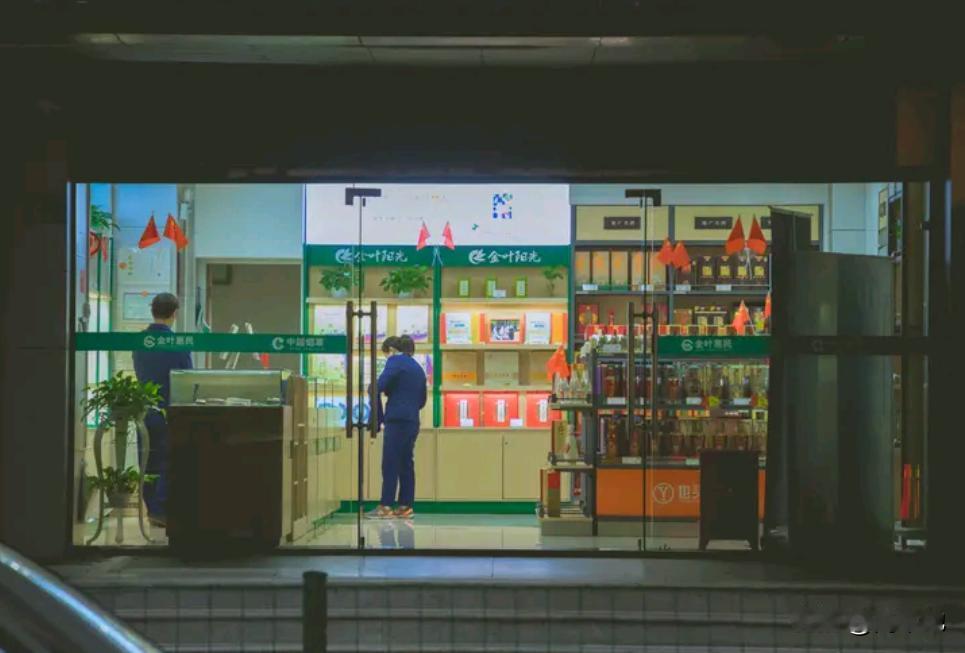 深夜加班迷路，身无分文，便利店店员主动借我路费，不肯留联系方式。隔月偶遇，我还钱