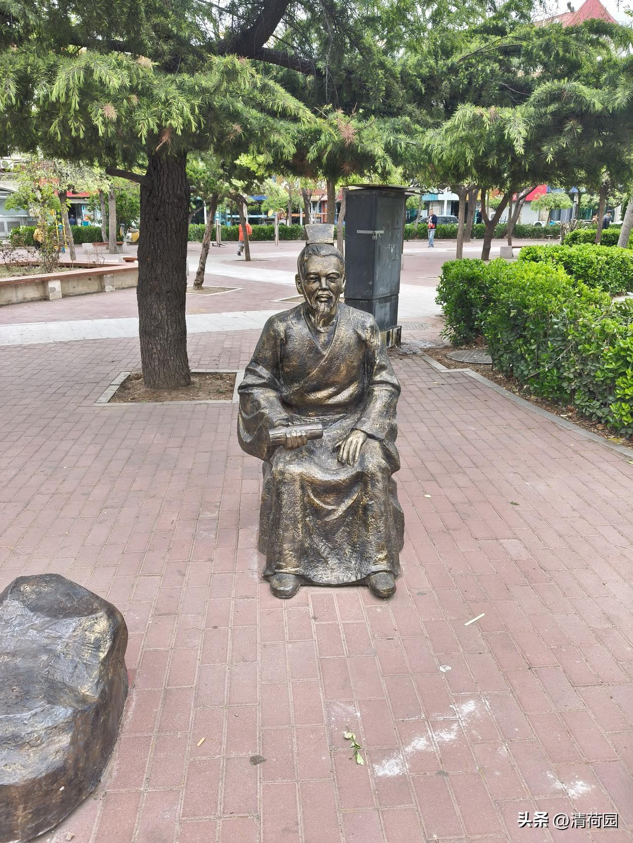 午后的阳光毫无保留地倾洒在公园的红砖步道上，将两旁的松树和灌木丛映照得翠绿欲滴。