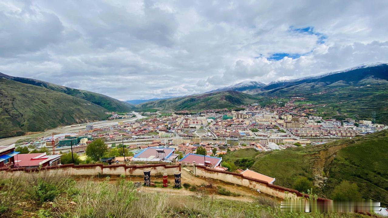 2025年5月17日，雪山下的川西明珠、康北中心——炉霍。
一人一车一狗川藏北线
