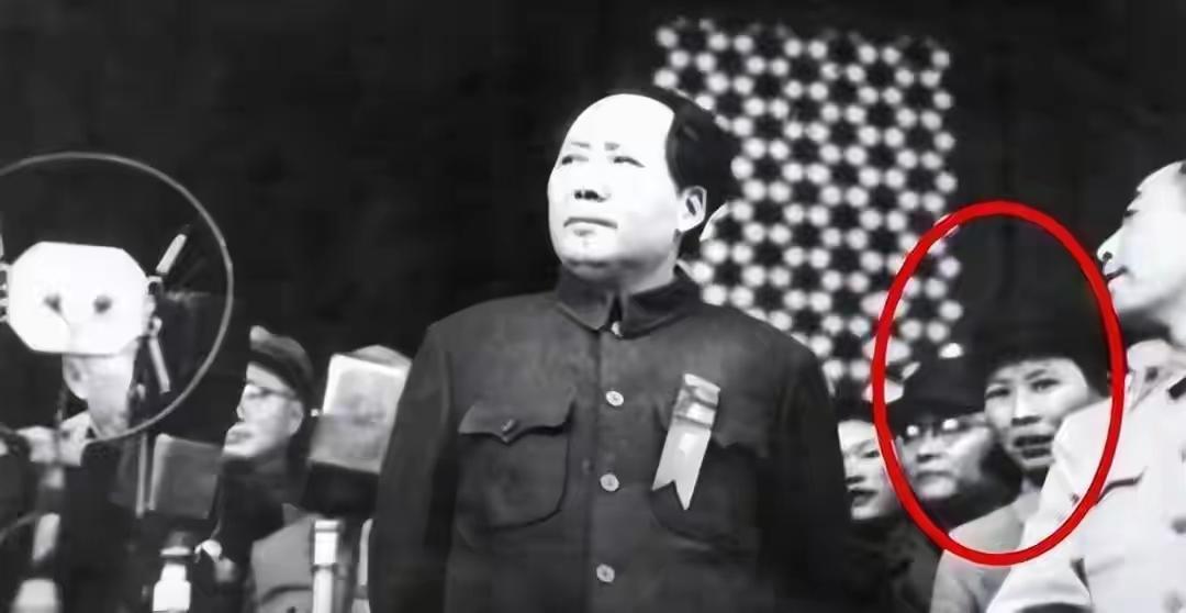 开国大典上那句“你站我身边”，藏着对无名英雄最动人的认可！曾宪植明明出身曾国藩家