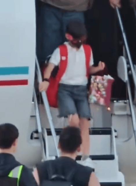 6月25日，周杰伦带着一双儿女抵达北京，专心筹备鸟巢演唱会。9岁的儿子罗密欧率先