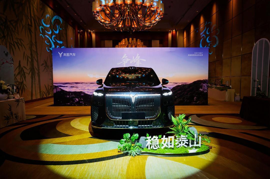 情绪价值拉满，岚图泰山成为旗舰SUV新标杆

来到车内，岚图泰山也同样凸显着自己