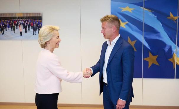 4月15号这天，匈牙利新当选的总理毛焦尔·彼得，发了条消息说自己跟欧盟委员会主席