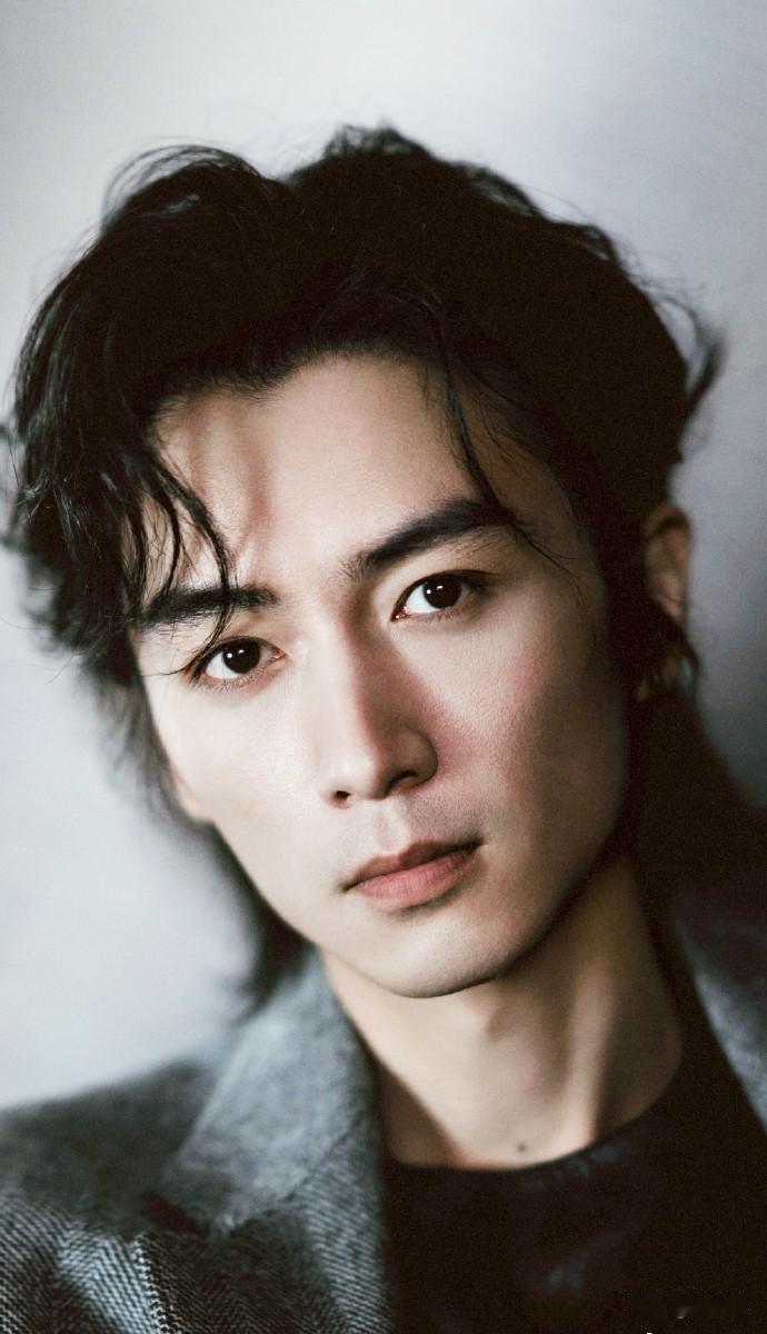 陈晓，这人真的有点“闷声干大事”的意思。你要说短板，我扒拉半天还真找不出什么硬伤