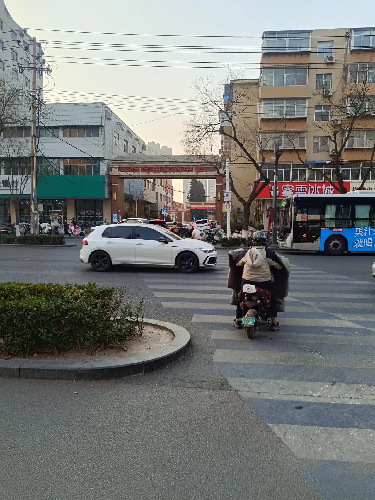 大保定火车站附近的这个中学路口为什么不能装个红绿灯呢？真的是太不方便了啊，车辆这