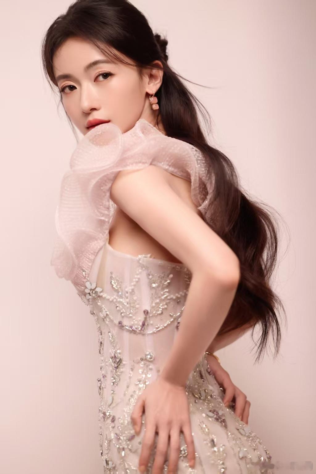 吴谨言粉白人鱼姬吴谨言是海的女儿吧 粉粉嫩嫩的造型真的是又温柔又好看，吴谨言粉白