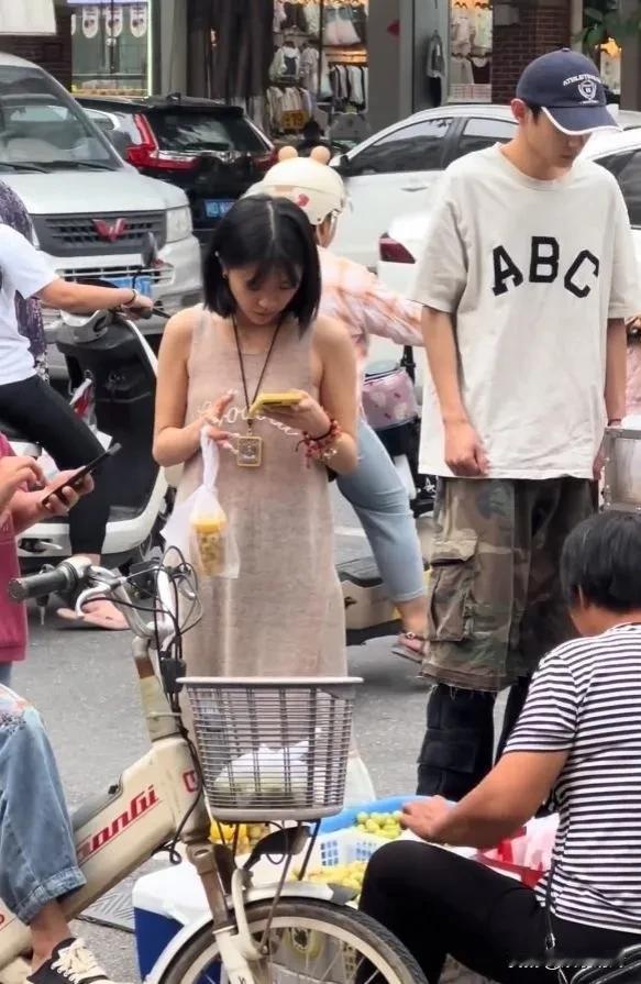 有网友街头偶遇三只羊小黄，想不到现实中的小黄斯文秀气，和直播时的猥琐浮夸完全不同