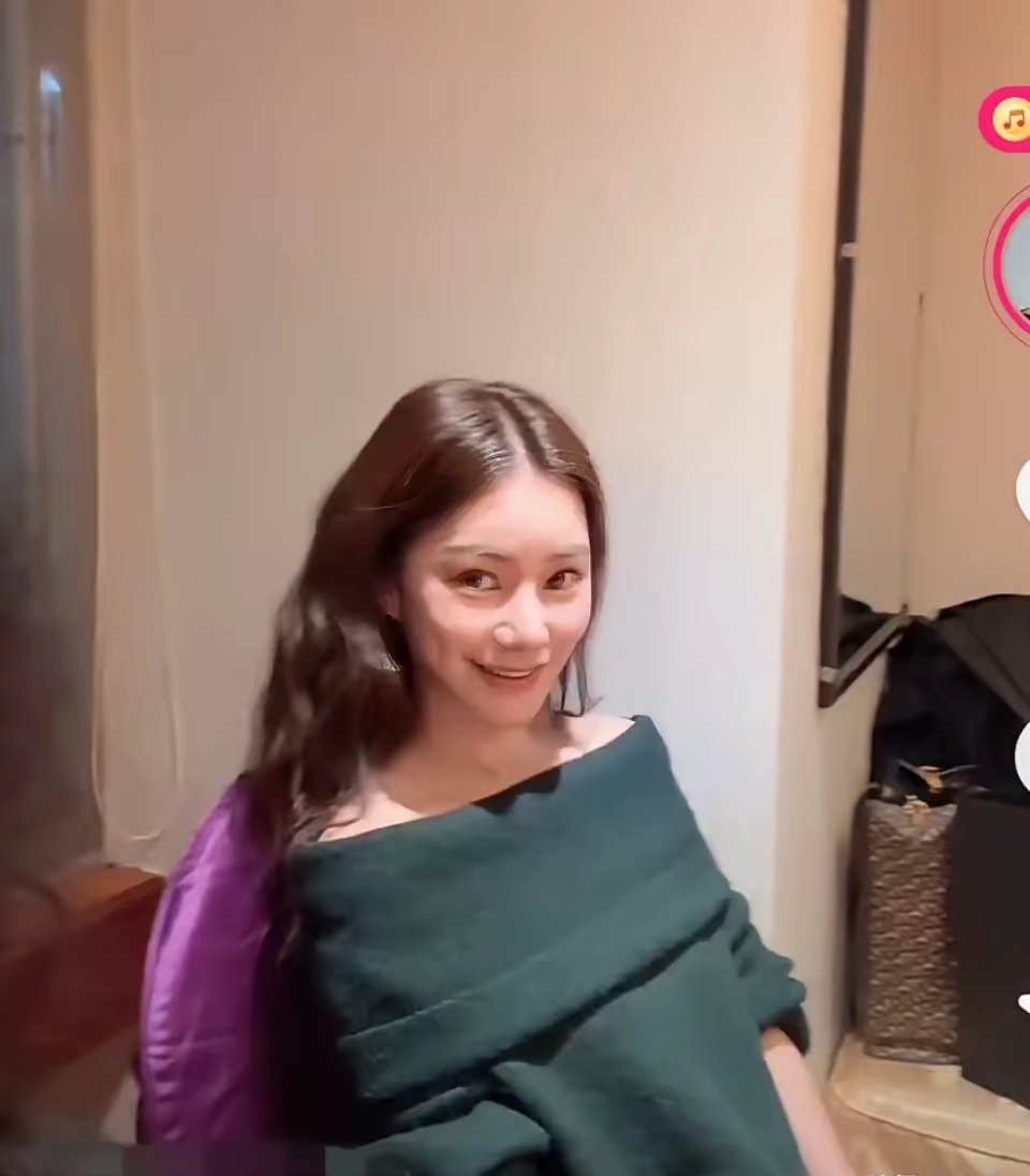 兰姐无意中曝出马小梅在湾湾有自己的美容院。原来小梅一直都有工作，她是在美容院工作