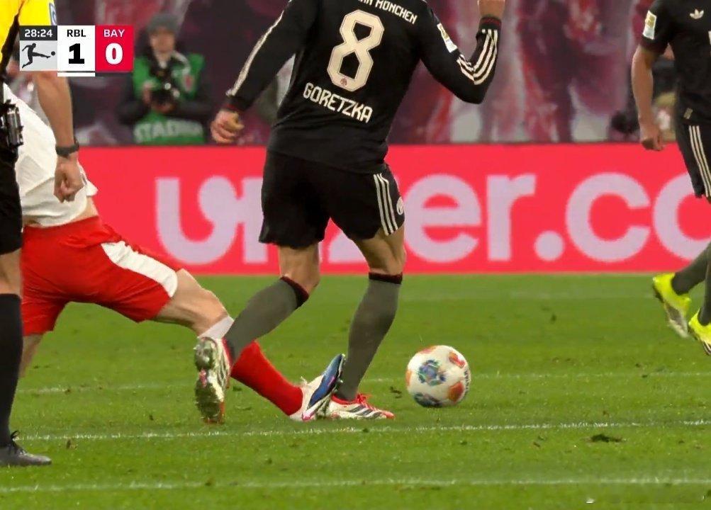 🚨🚨🚨塞瓦爾德因對格列茨卡的犯規而被出示黃牌❗🟨這個動作非常危險，希望格