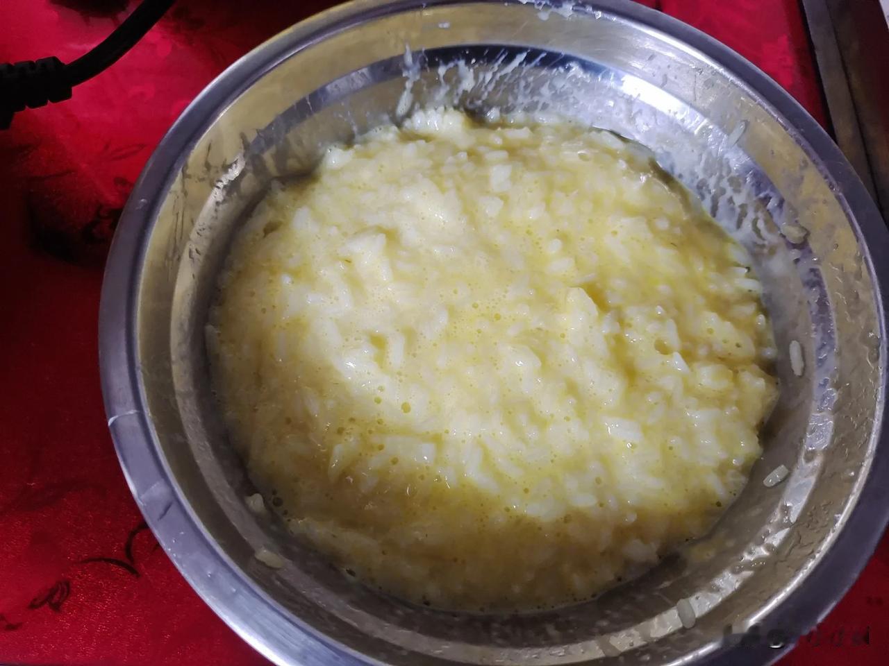 之前给大家分享过炒米饭。
现在大家看到的这个就是米饭，拌了鸡蛋，把鸡蛋打散在米饭