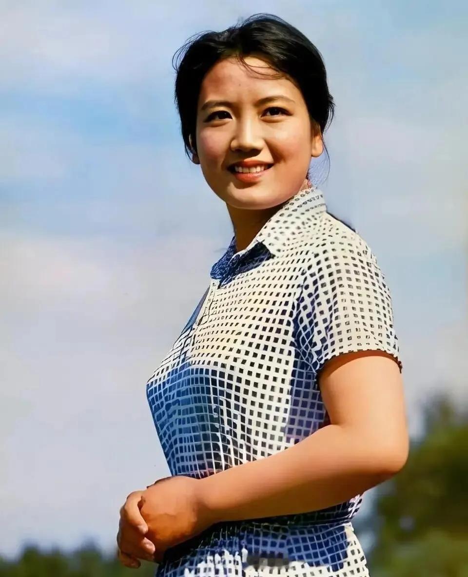 她是八十年代极具韵味的塌鼻子美人，年轻时素颜颜值格外惊艳。

自带高级骨相美，气