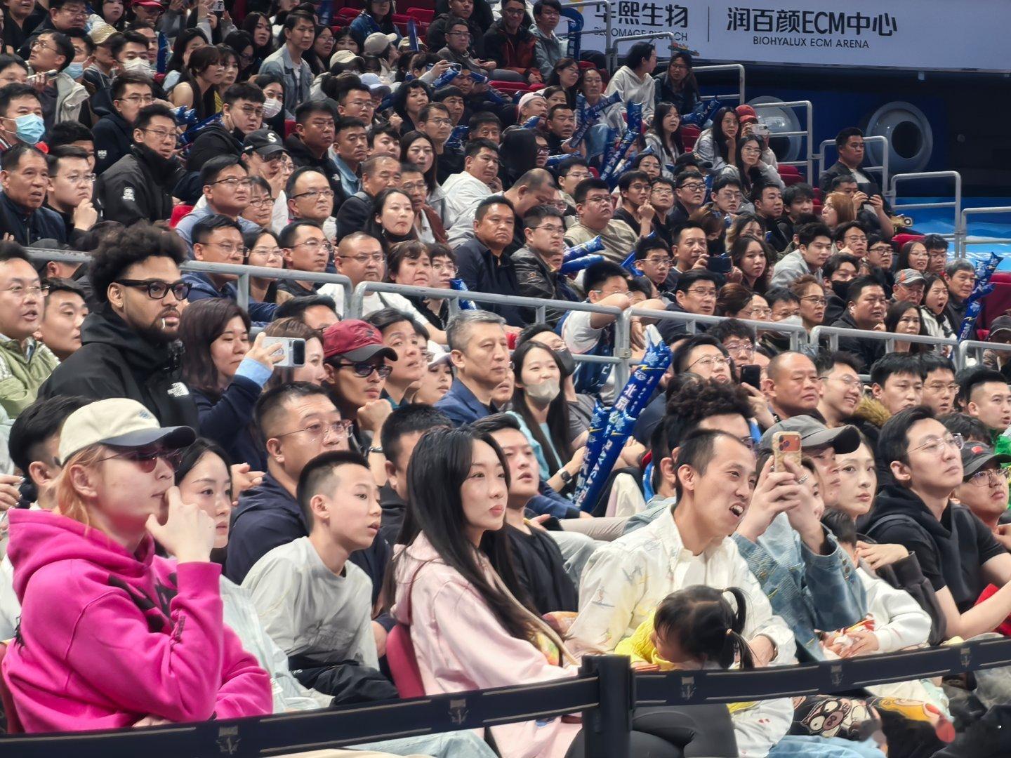 北京男篮vs青岛男篮 郭指导没买着第一排的票？