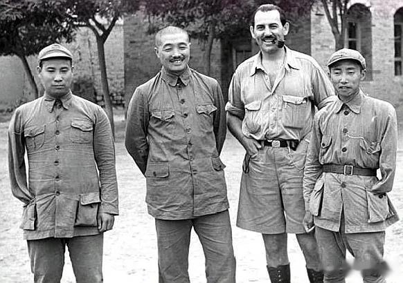 1945年4月，贺炳炎将军赴延安参加中共“七大”。见到毛泽东主席，他急忙以左手敬