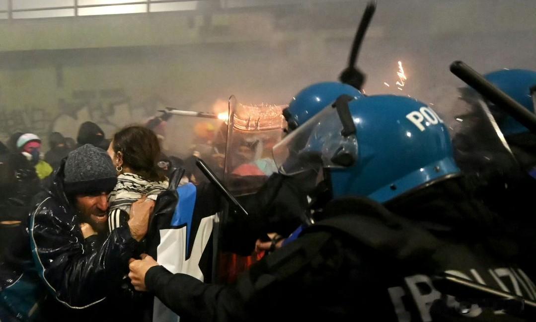 米兰冬奥会，示威活动频发。

梅洛尼发文痛批说，认真工作、服务奥运的人在捍卫国家