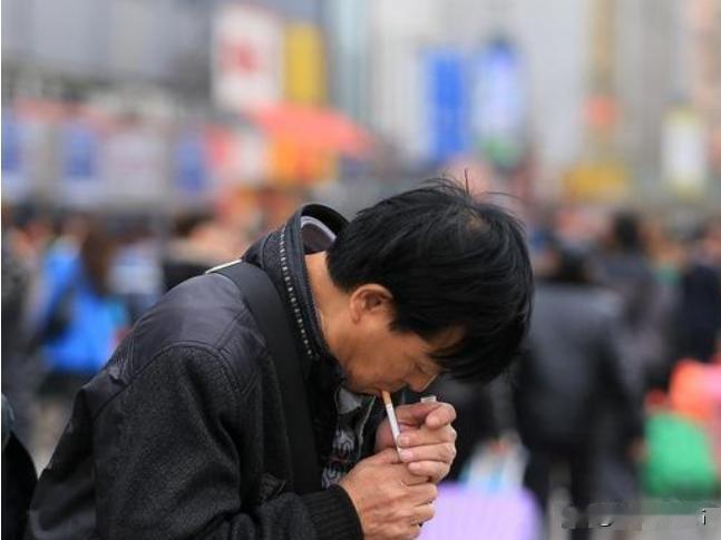 长期吸烟，可能带来致命的代价。英国研究揭示，一个每天抽一包烟的人，生命长度竟然会