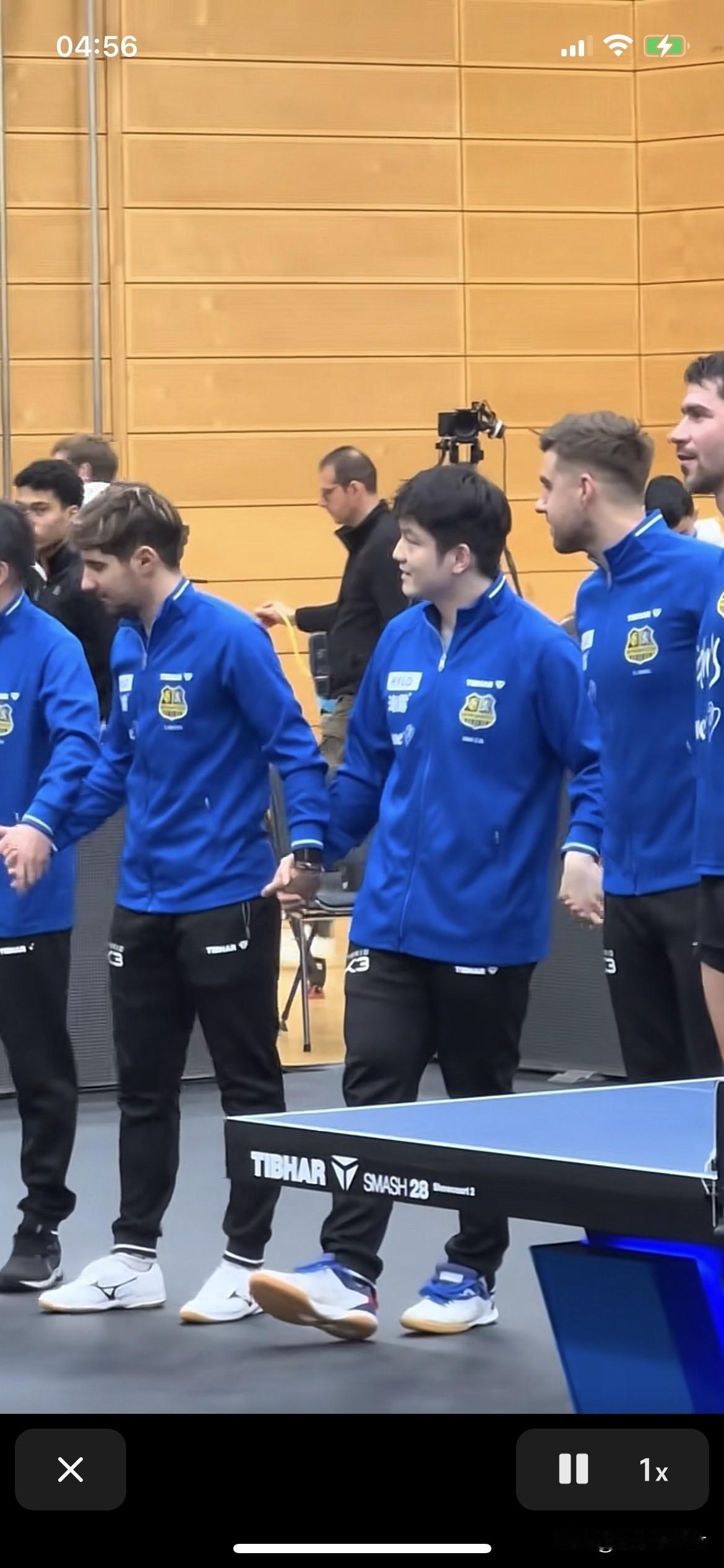 樊振东在德甲很受欢迎。现场气氛非常好。观众和队员一起欢呼。快乐乒乓球。真棒👍