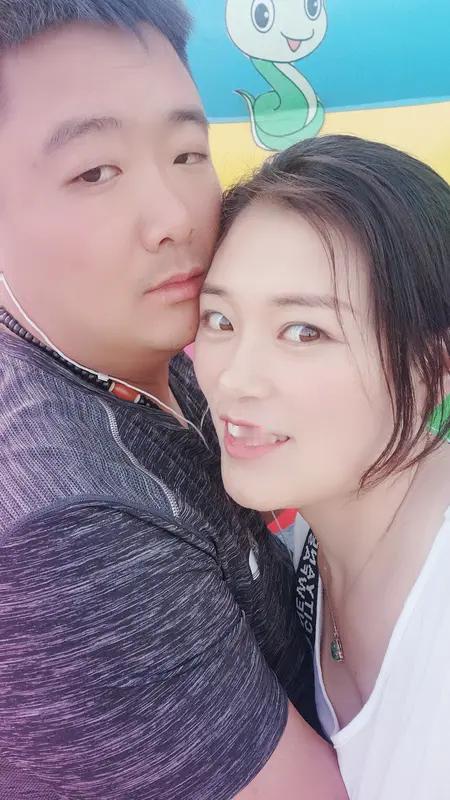 二婚里经济和感情哪个重要，这真是个让人纠结的问题。
原配夫妻大多以感情为基础，有