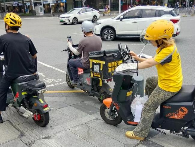 新国标电动车限速25km/h，到底合理不合理？有人骂太鸡肋，有人说很有必要，行内