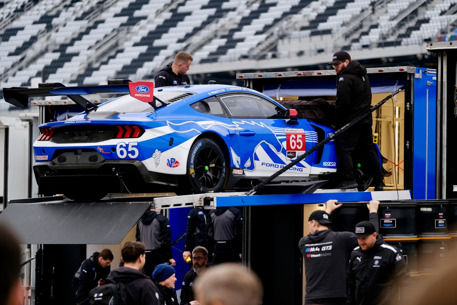 本周末将举行戴通纳24小时耐力赛 前的咆哮测试👇大队伍到达围场 