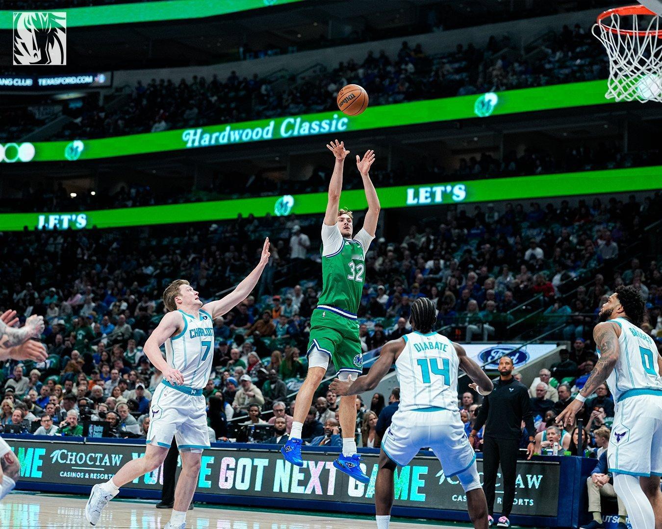 今天的弗拉格29投20中，三分5中3，罚球6中6，砍下49分10篮板3助攻。创下