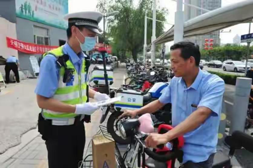 交警队的这个小举动，瞬间暖化了无数人的心。

事情发生在一个烈日炎炎的下午。那天