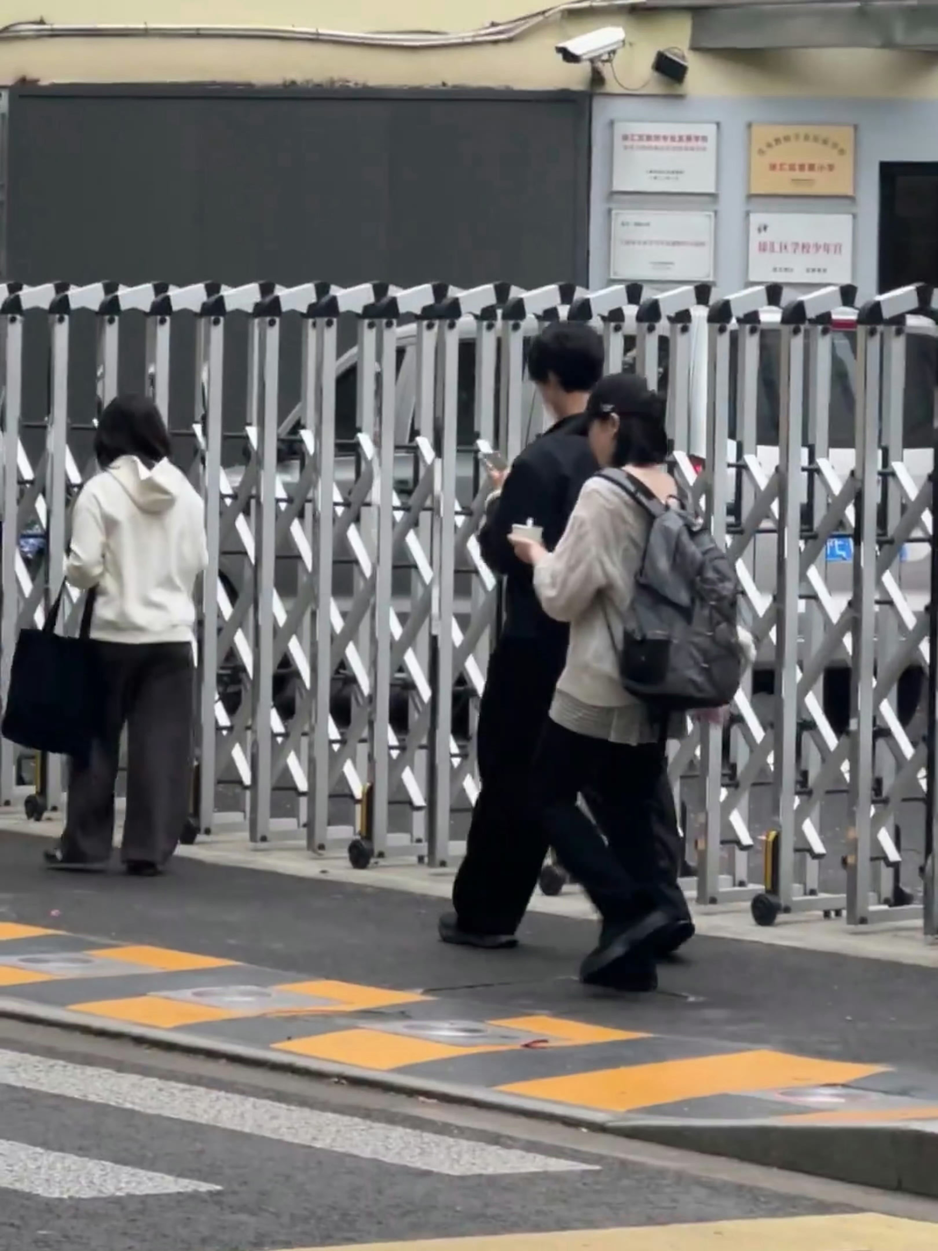 网友分享在上海偶遇朴宝剑，而且朴宝剑还和王安宇的海报自拍了