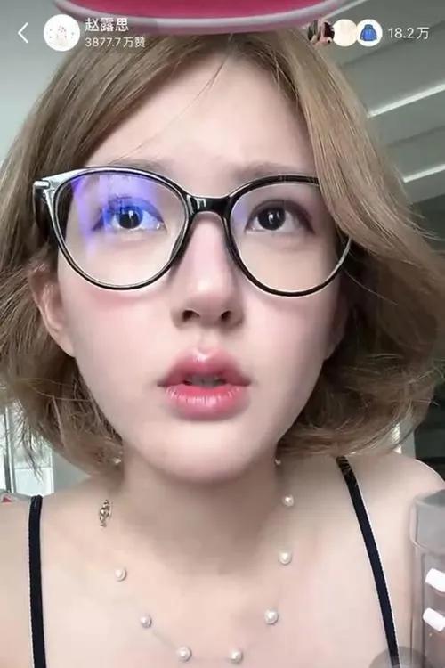 赵露思手撕经纪公司，内娱潜规则被撕开一角？
 
近日，赵露思在社交平台发布长文，