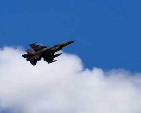 肯定要打了
特朗普给马杜罗打了一个电话：你必须下台，要不我揍你。马杜罗勾了勾手指