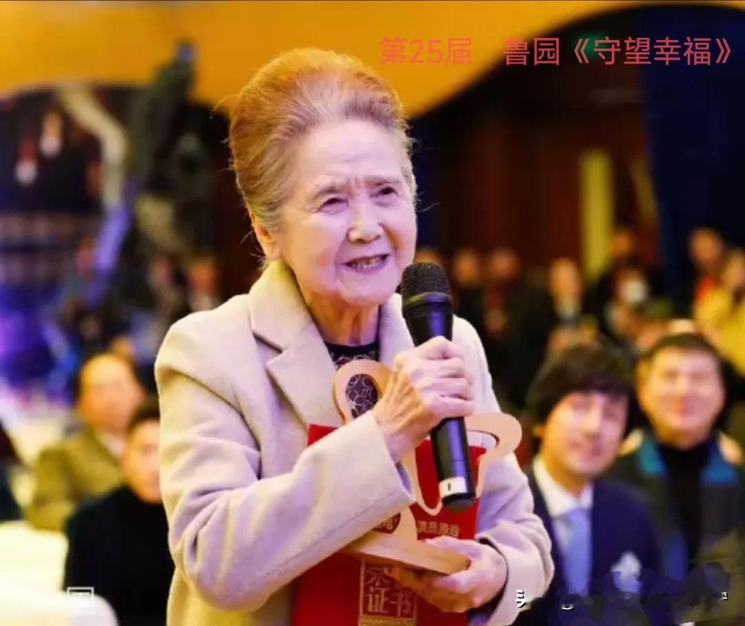 能站在“飞天”的领奖台上，是多少演员熬尽一生的梦啊！难怪颖宝站在台上，未曾开口说