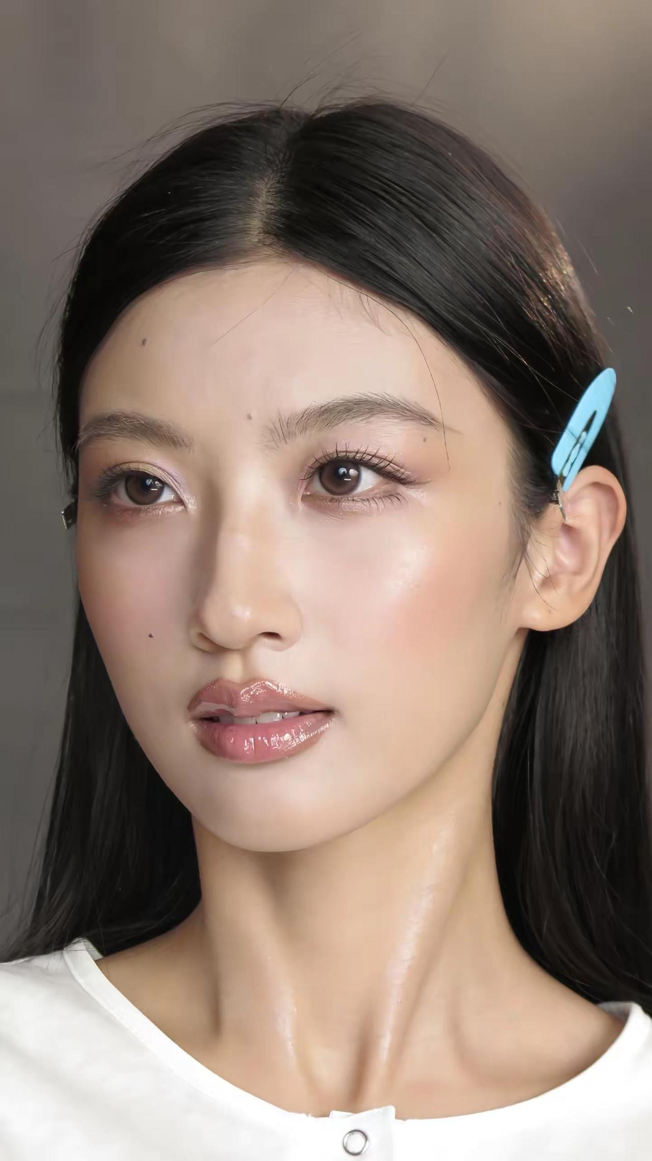 今天下午4:00化妆直播。原歌时装 的姐妹们 想看表哥化妆直播的不要错过啦