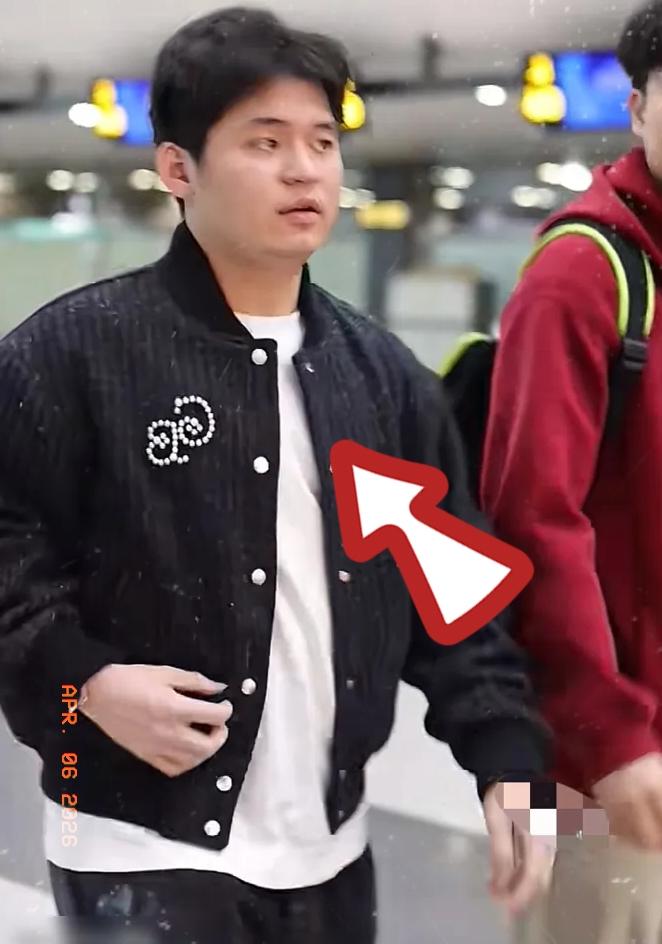 别再心疼林诗栋了！
你以为他拖着一条二级撕裂的右肩去太原，是带伤上阵的悲情英雄