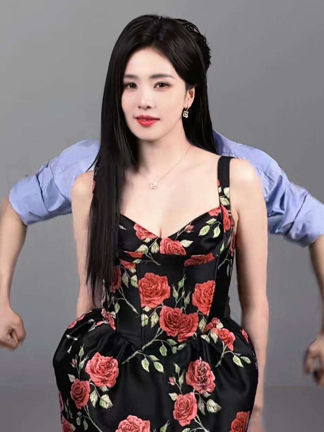 这裙子完全靠鹿鹿的脸撑着~ 