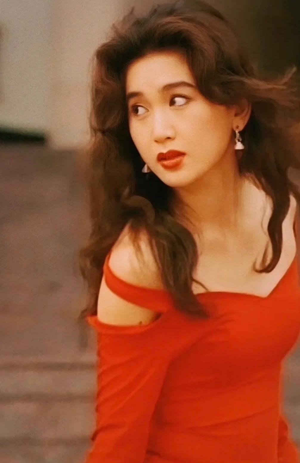 1992年
26岁的温碧霞正值颜值巅峰时期
彼时的她风情万种，
完全长开了 一颦