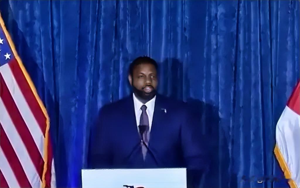 佛州共和党州长候选人唐纳兹在杰克逊维尔竞选活动上称，人口激增是因为人们逃离东北部