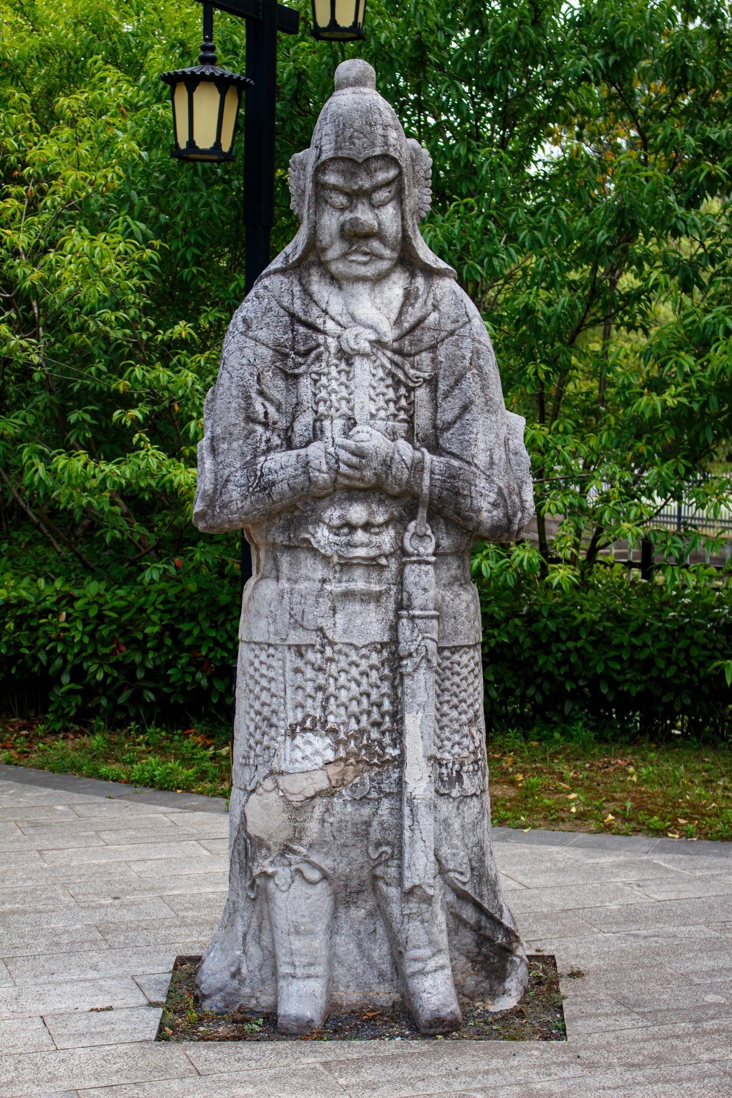 南京西善桥姚南村明墓石刻石武将细节。姚南村失考墓石刻属明代中后期的雕刻风格，不似南京明初功臣墓神道石刻那样高大厚实、肃穆凝重，而是显得瘦长挺拔、生动写实。