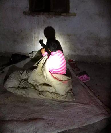 2019年，武汉民警在一座废弃楼里，突然发现一个奇怪的流浪女：年纪轻轻，身材瘦弱