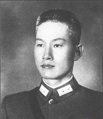 蒋介石一生多疑，手下有三大悍将，重用一位都不会败得这么惨。老蒋这一生生性多疑，可