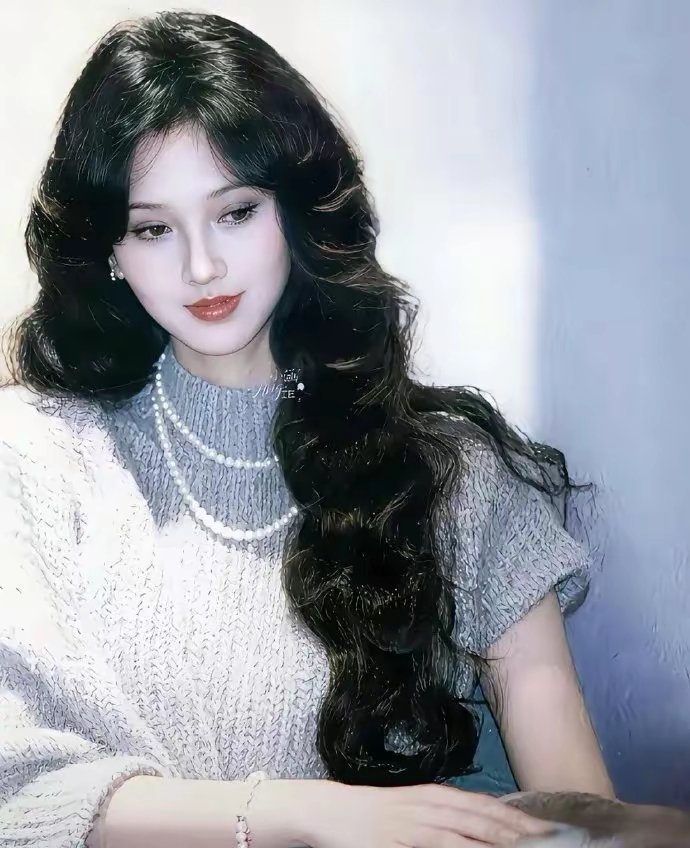 现在那些顶流小花，放到年轻时的赵雅芝面前，恐怕都要黯然失色。 