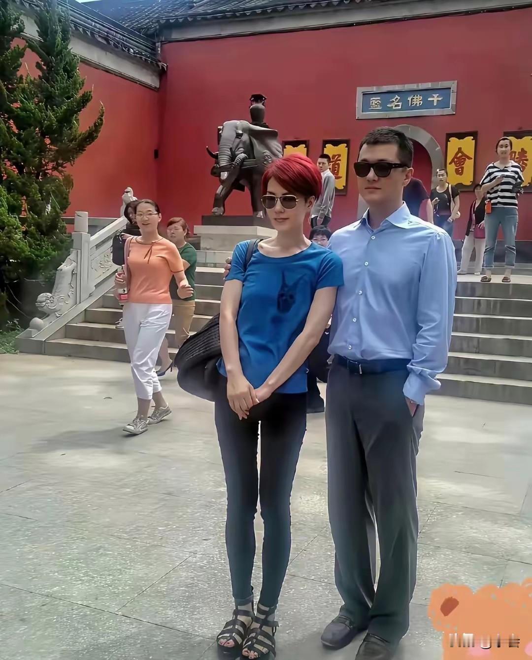 当年这两人同框戴墨镜的画面，气场太合拍了，这大概就是传说中的“夫妻相”吧！虽然后