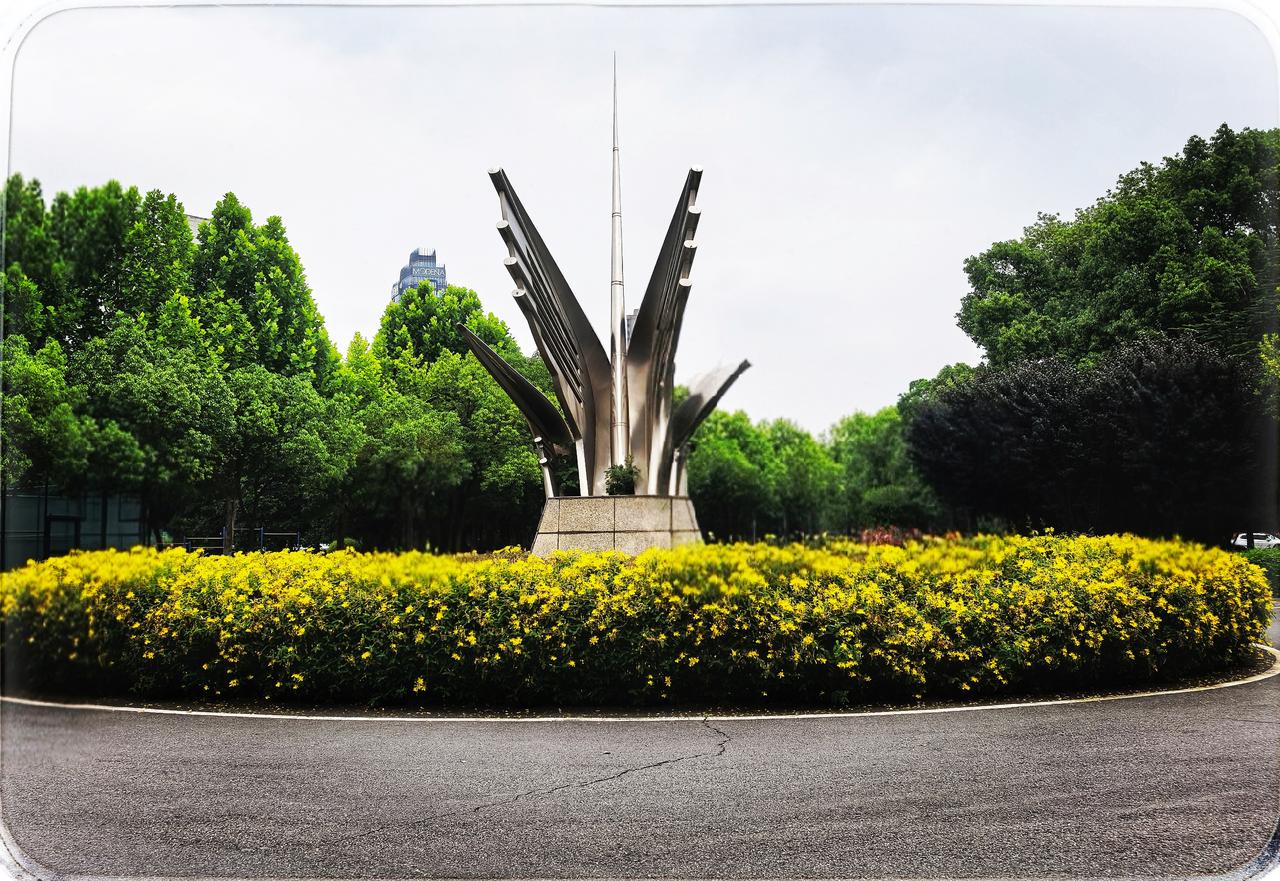 走进江汉大学
当开放的门扉缓缓开启，我踏入这美丽的学堂之地。“江汉炳灵，世载其英